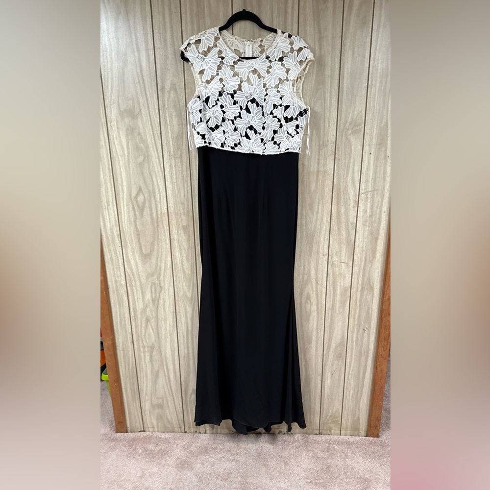 Carmen Marc Valvo Black and White Lace Dress
